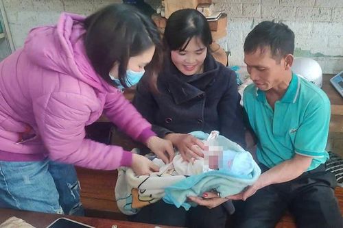 Bé trai sơ sinh bị bỏ rơi bên đường giữa trời lạnh buốt