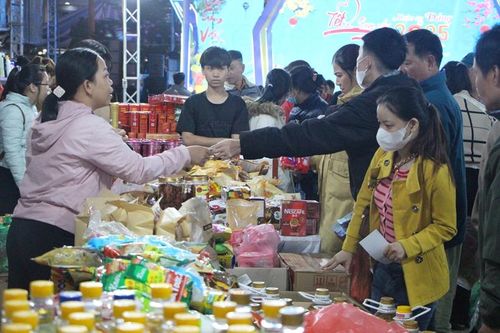 Người lao động Đà Nẵng mua sắm tại Chợ Tết Công đoàn 2025