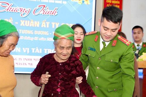Phòng PC07 - Công an Nghệ An trao hàng trăm suất quà Tết tại các huyện vùng cao