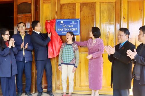 Sở Nông nghiệp và Phát triển nông thôn trao hỗ trợ xây dựng 7 nhà tình nghĩa và 120 suất quà Tết cho hộ nghèo tại Quỳ Châu