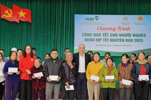 Hội Chữ thập đỏ Nghệ An trao quà Tết cho người nghèo ở huyện Tân Kỳ