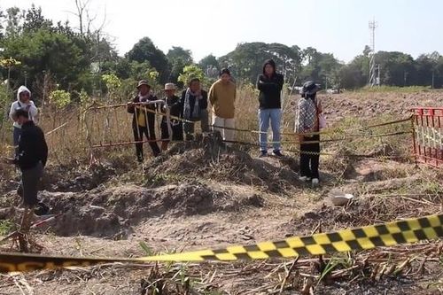 Cuốc đất trồng sắn, anh nông dân sốc nặng khi thấy cảnh đáng sợ
