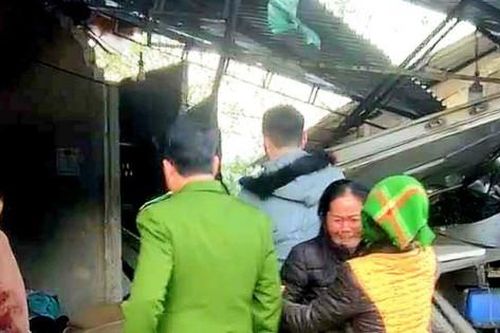 Xe tải mất lái lao vào quầy tạp hóa, 6 người tử vong