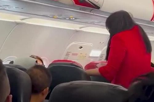 Cô gái trẻ bị đuổi khỏi chuyến bay vì hành động xấu xí này