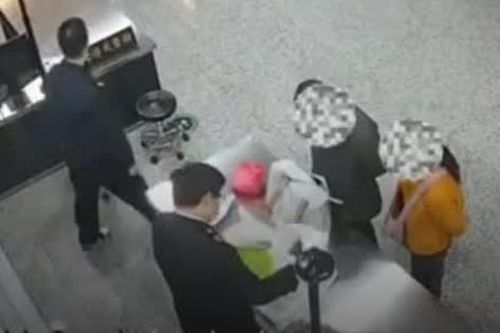 Kiểm tra hành lý của khách, nhân viên hải quan phát hiện thứ đáng sợ