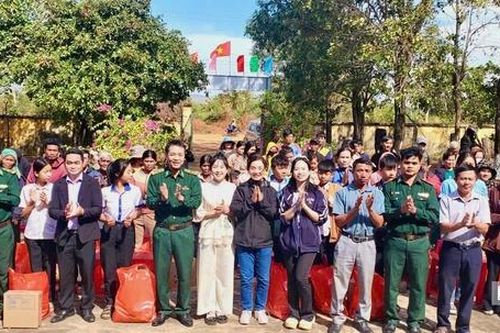 Gia Lai: Đồn Biên phòng Ia Lốp tặng quà, chúc Tết bà con biên giới