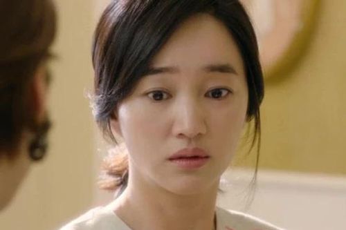 Kịch tính trong ngày ra tòa: Mẹ chồng cũ bất ngờ dúi vào tay tôi một cọc tiền, tôi không biết nên làm gì!