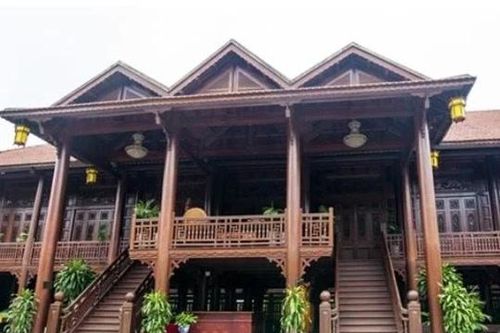Ngôi nhà sàn bằng gỗ lim lớn nhất Việt Nam: Chi phí 200 tỷ, xây trong 4 năm với hơn 10.000 công thợ
