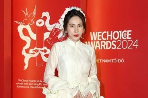 Hậu ồn ào trên thảm đỏ, ca sĩ Thủy Tiên lại tiếp tục gây thắc mắc ở sự kiện mới