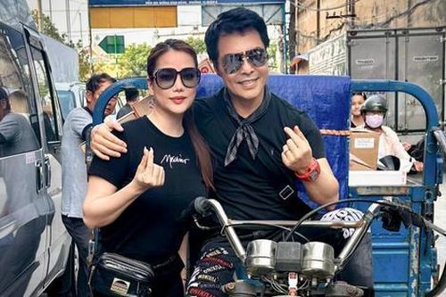 Người đàn ông ngoại quốc thoải mái khoác vai Trương Ngọc Ánh là ai?