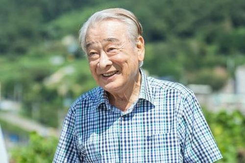 Nam diễn viên bật khóc đón 'tin vui' ở tuổi ngoài 90