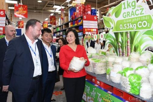 Chùm ảnh: Thứ trưởng Phan Thị Thắng kiểm tra hàng Tết