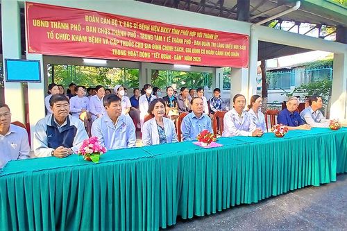 700 người dân có hoàn cảnh khó khăn ở TP. Châu Đốc được khám bệnh, cấp thuốc miễn phí