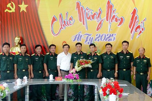 Bộ Tư lệnh Quân khu 9 thăm, tặng quà Ban Chỉ huy Quân sự Tri Tôn