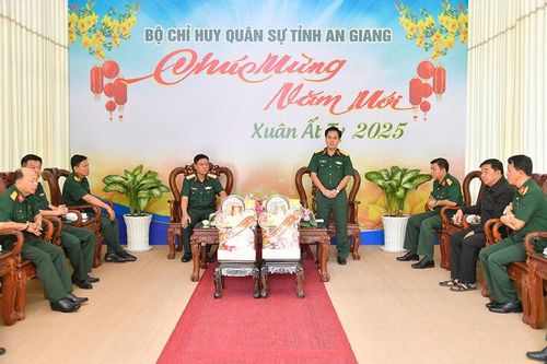 Thiếu tướng Huỳnh Văn Ngon thăm, tặng quà Tết tại An Giang