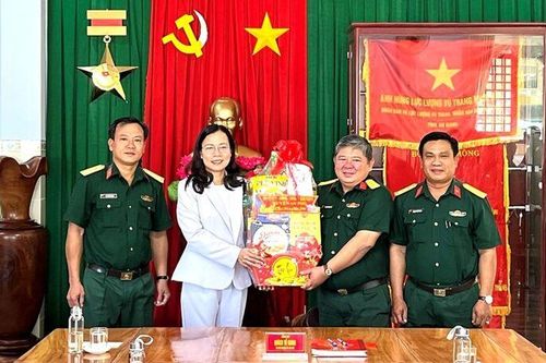 Bí thư Huyện ủy An Phú chúc Tết cán bộ, chiến sĩ Ban Chỉ huy Quân sự huyện An Phú