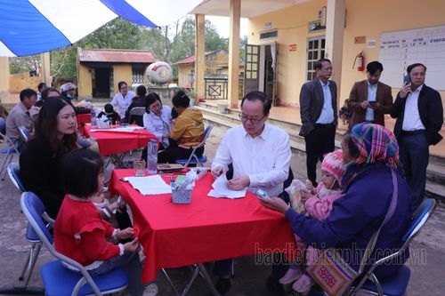Chăm sóc sức khỏe trẻ vùng cao