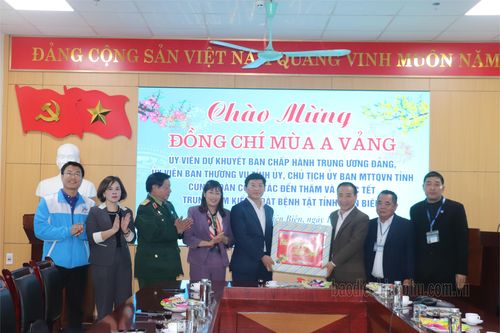 Đồng chí Mùa A Vảng thăm, tặng quà Tết một số đơn vị trên địa bàn TP. Điện Biên Phủ