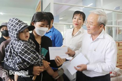 Chủ tịch Ủy ban MTTQ Việt Nam tỉnh Cao Văn Quang tặng quà Tết cho 400 gia đình tại Biên Hòa
