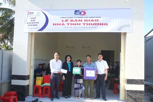 Bàn giao 2 căn nhà tình thương do Tổng công ty Điện lực miền Nam hỗ trợ