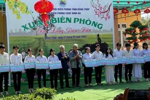 Trao tặng 475 suất học bổng từ Quỹ 'Chung một tấm lòng'