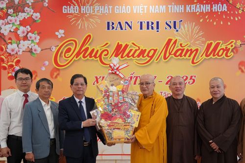 Chủ tịch UBND tỉnh Nguyễn Tấn Tuân thăm, chúc mừng Ban Trị sự Giáo hội Phật giáo tỉnh và Ban Đại diện Hội thánh Cao đài Tòa thánh Tây Ninh tỉnh Khánh Hòa