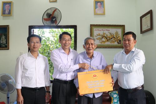 Ông Đinh Văn Thiệu thăm, tặng quà các gia đình có công ở huyện Cam Lâm