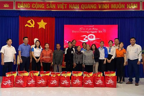 Tặng 85 suất quà Tết cho trẻ em, phụ nữ khó khăn huyện Vạn Ninh