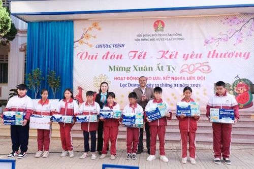 Chương trình 'Vui đón Tết - Kết yêu thương' đến với học sinh huyện Lạc Dương