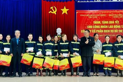 Đoàn ĐBQH tỉnh Lâm Đồng thăm, tặng 100 phần quà Tết cho công nhân có hoàn cảnh khó khăn
