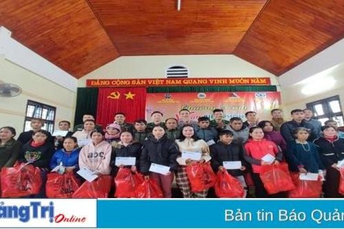 Hàng trăm suất quà hỗ trợ Nhân dân và học sinh khu vực biên giới đón Tết