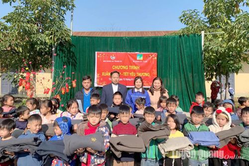 Trao tặng 50 chiếc chăn ấm cho các em học sinh Điểm trường Liên Sơn