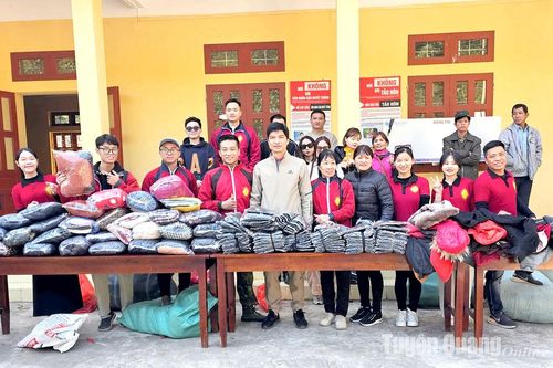 Tặng 110 suất quà cho người dân có hoàn cảnh khó khăn xã Yên Lâm