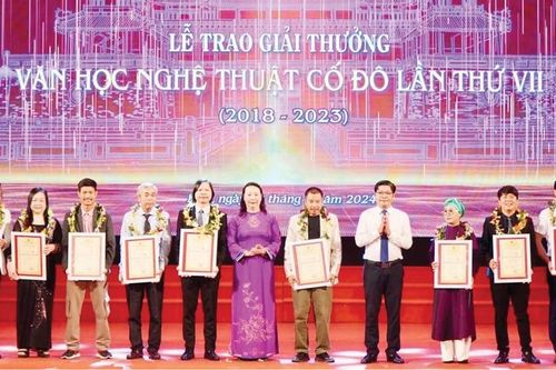 Khi nhà giáo nghiên cứu văn học nghệ thuật và kiến trúc