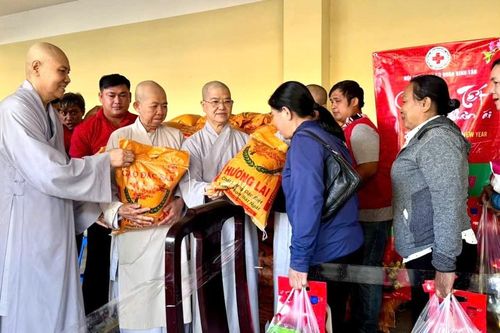 Chùa Dược Sư, Từ Hạnh tặng quà Tết tại Q.Bình Tân (TP.HCM) và H.Cầu Ngang (Trà Vinh)