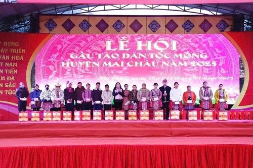 Đoàn ĐBQH tỉnh Hòa Bình thăm, tặng quà các hộ gia đình chính sách huyện Mai Châu