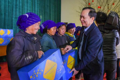 Công đoàn Ngân hàng Việt Nam: Tặng quà Tết và hỗ trợ công trình an sinh xã hội tại tỉnh Lào Cai