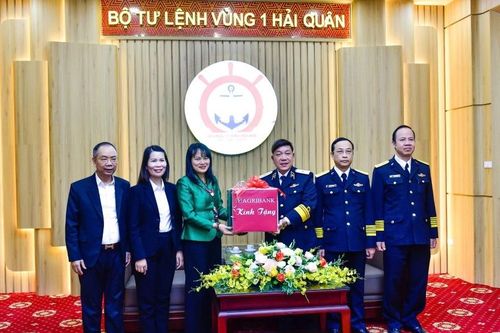 Agribank thăm và tặng quà cán bộ, chiến sỹ vùng biển đảo Đông Bắc dịp Tết Ất Tỵ 2025