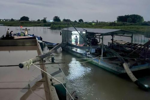 CSGT bắt quả tang sà lan 300 tấn khai thác cát trái phép trên sông Tiền