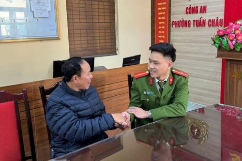 Thiếu úy Công an hồi sức tim phổi cứu nạn nhân bất tỉnh giữa đường