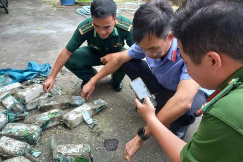 Phát hiện 25 gói nilon nghi là ma túy trôi dạt vào bờ biển Côn Đảo