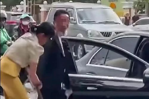 Lái xe Mercedes rút kiếm dọa chém nhân viên môi trường