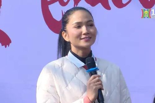H'Hen Niê mang Tết yêu thương đến vùng cao