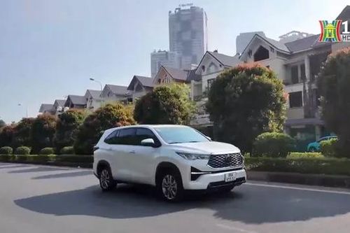 Toyota Innova Cross HEV là xe hybrid bán chạy nhất 2024