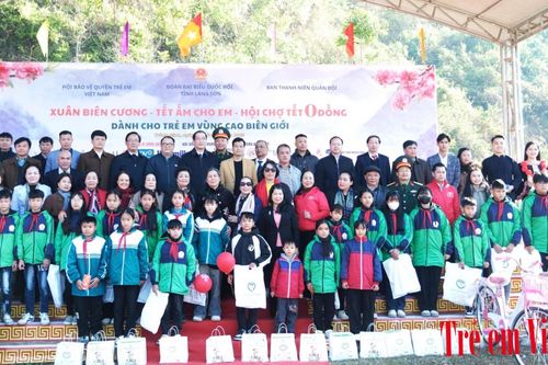 Hơn 300 trẻ em vùng biên cương được trải nghiệm Hội chợ Tết 0 đồng ấm áp yêu thương