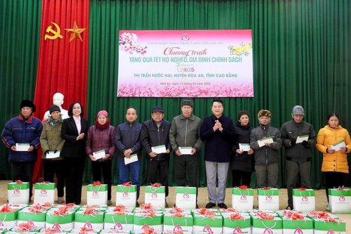 Công đoàn Ngân hàng Chính sách xã hội Việt Nam tặng quà Tết hộ nghèo tại huyện Hòa An