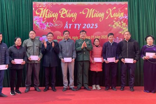 Đoàn công tác của tỉnh tặng quà Tết tại huyện Hạ Lang