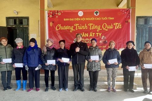 Ban đại diện Hội Người cao tuổi tỉnh tặng quà tại huyện Thạch An
