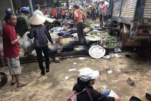 Xe tải đổ dốc mất lái lao vào nhà dân, 6 người tử vong