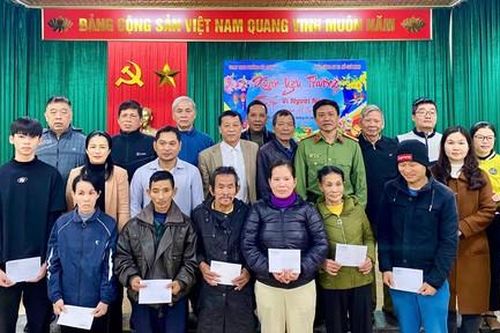 Hàng trăm phần quà nối dài yêu thương